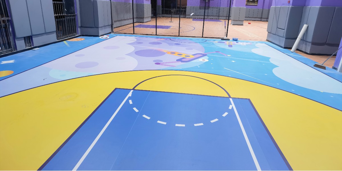 南京少儿篮球培训中心枫木纹+石榴纹+360定制图片运动地板案例