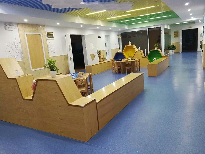 镇江市童蕾蓝天幼儿园博凯复合地板铺设效果图1